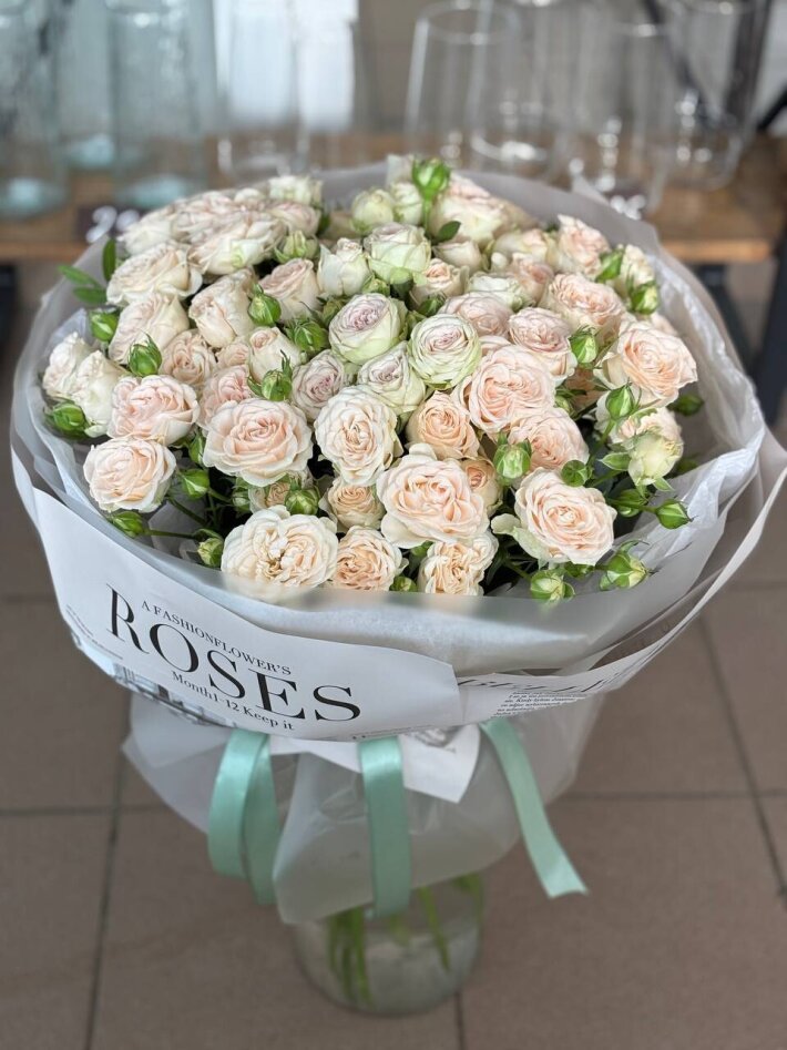 Моно букет из кустовых пионовидных роз