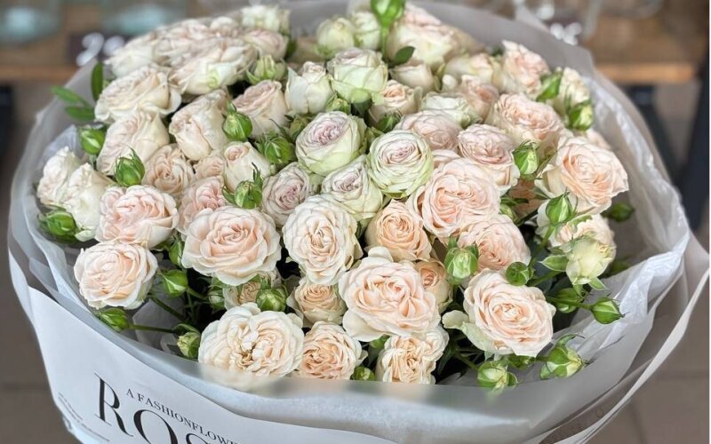 Моно букет из кустовых пионовидных роз