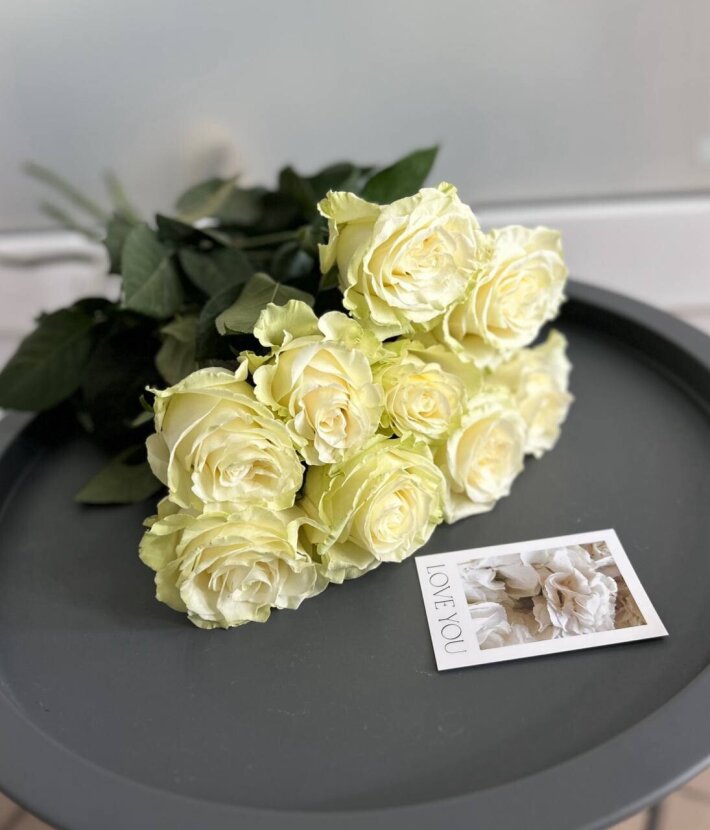 9 белых роз «Мондиаль» с лентой