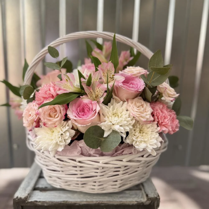 Корзина с цветами «Розовые облака»