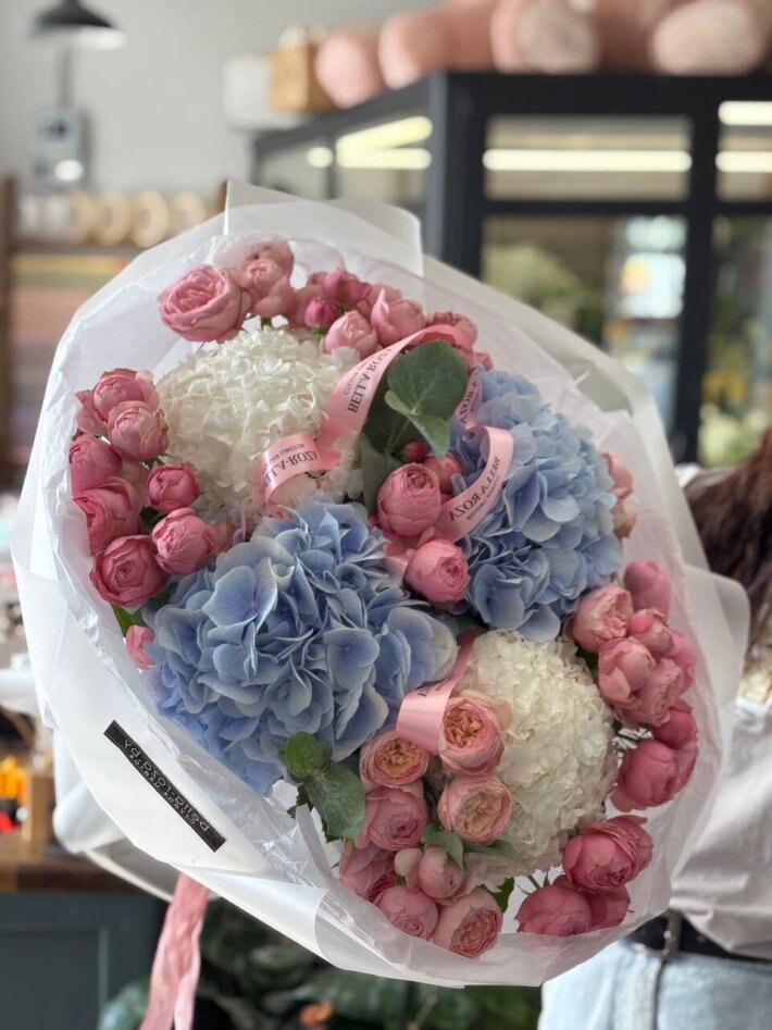 Букет из гортензии и пионовидных роз №3