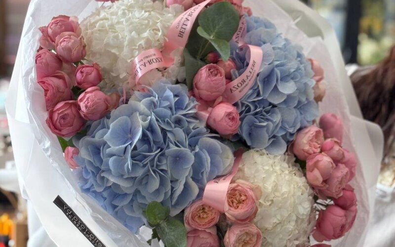 Букет из гортензии и пионовидных роз №3