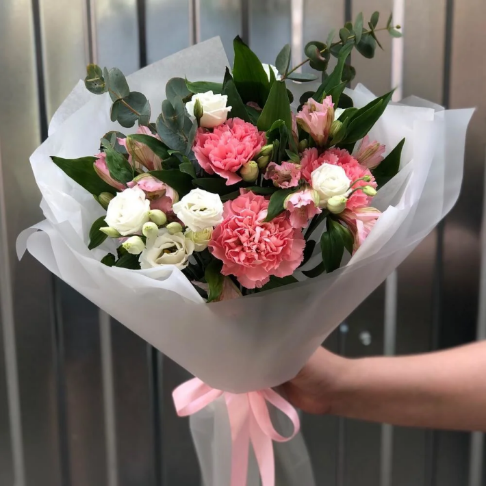 Букет «Комплимент» из эустомы , альстромерии, диантусов и эвкалипта