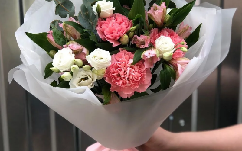 Букет «Комплимент» из эустомы , альстромерии, диантусов и эвкалипта