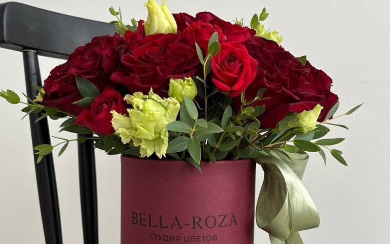 Композиция в шляпной коробке из роз и эустомы