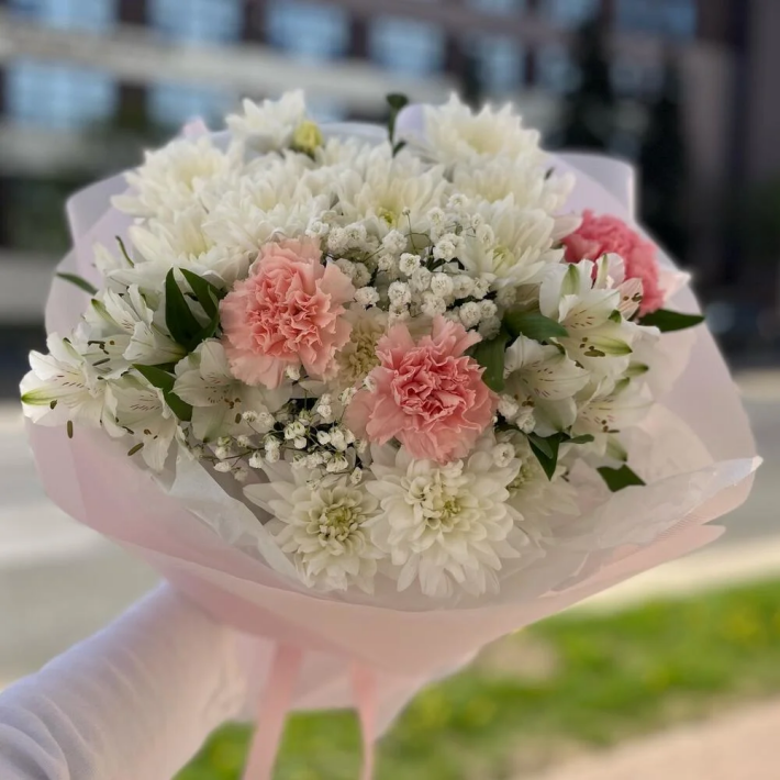 Букет «Этюд» 308 из хризантем, гипсофилы и диантусов