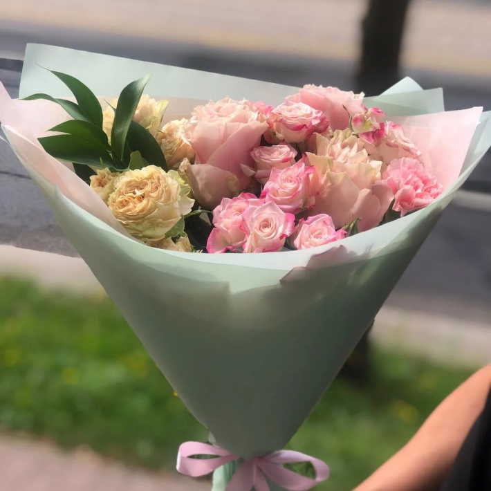 Букет «Тиффани» #138 кустовых роз, одноголовых роз и рускуса