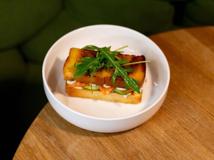 Сэндвич с лососем и цитрусовым чатни