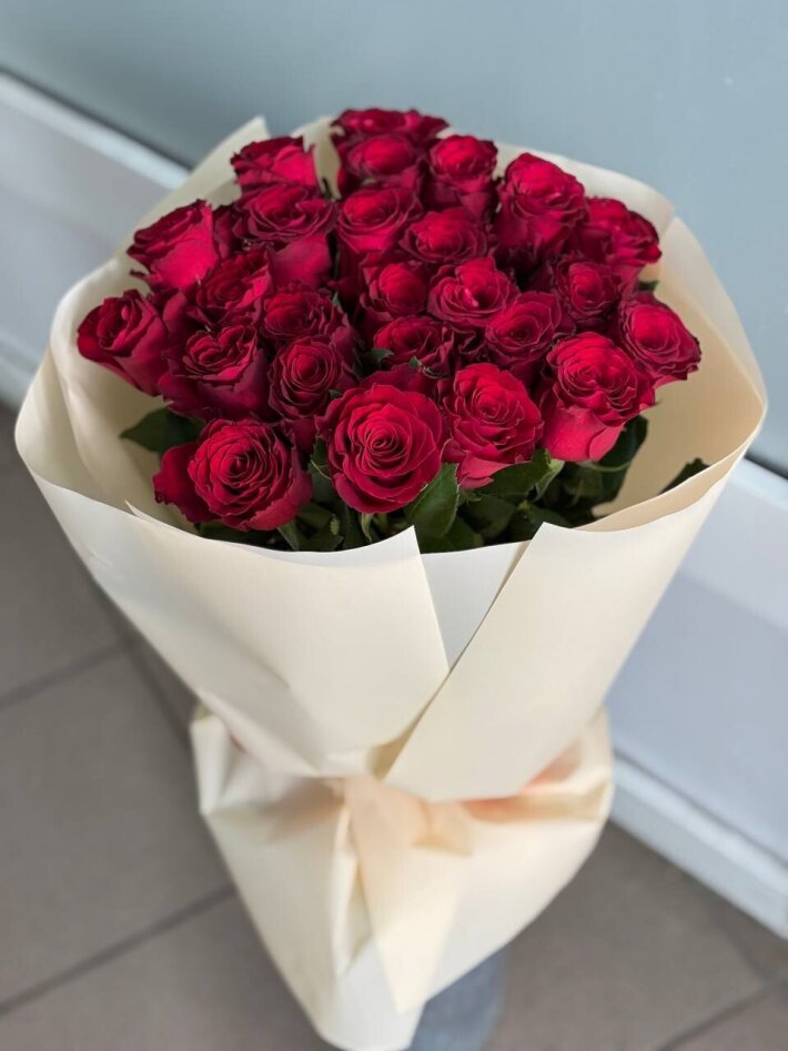 Букет из 35 роз сорта «Родос» в кремовой упаковке