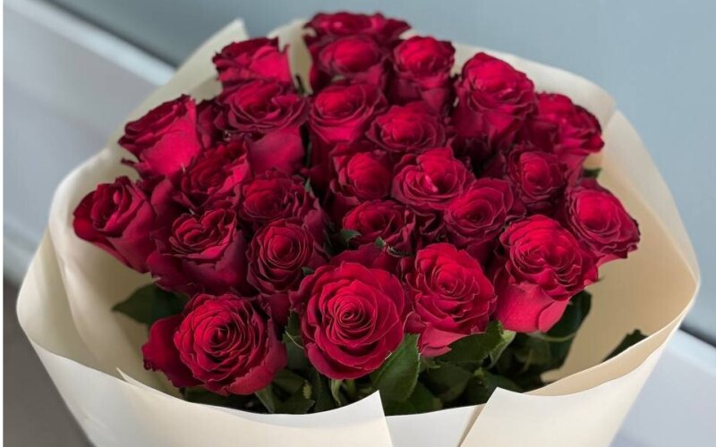 Букет из 35 роз сорта «Родос» в кремовой упаковке