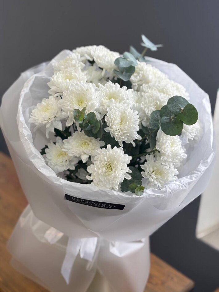 Моно букет из белоснежной хризантемы и эвкалипта