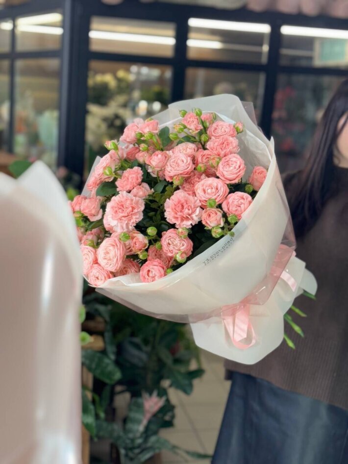 Букет из пионовидных роз и диантусов