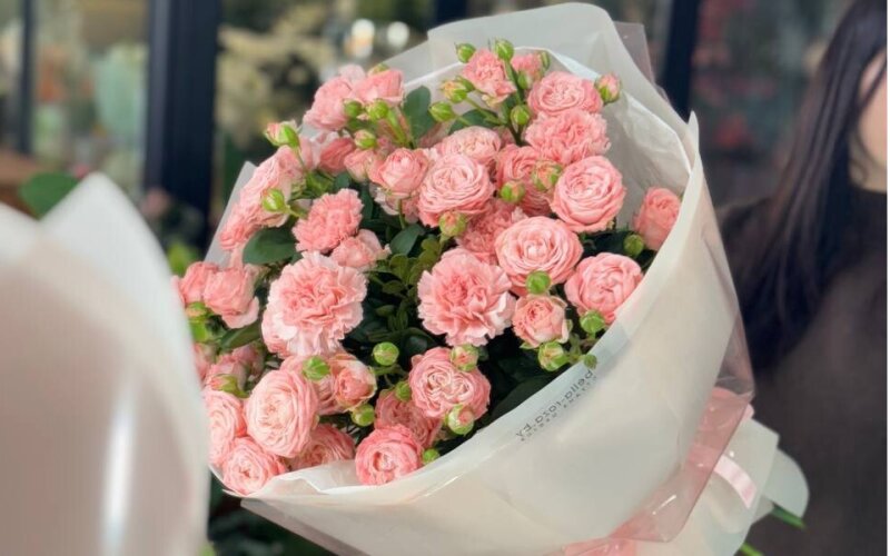 Букет из пионовидных роз и диантусов