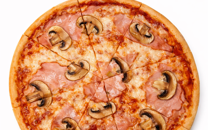 Пицца с ветчиной и грибами