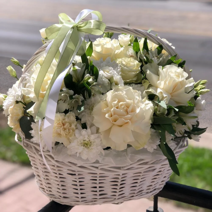Корзина с цветами 303 «Легкость»