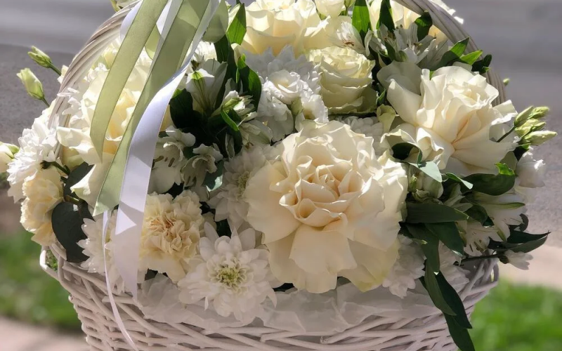 Корзина с цветами 303 «Легкость»