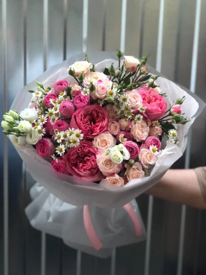 Букет «Летний» 103 из пионовидных роз, танацетума, эустомы и кустовых роз