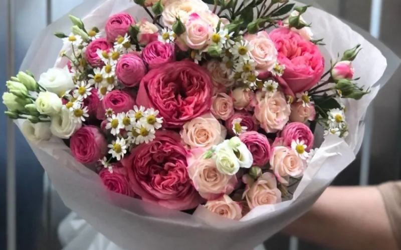 Букет «Летний» 103 из пионовидных роз, танацетума, эустомы и кустовых роз