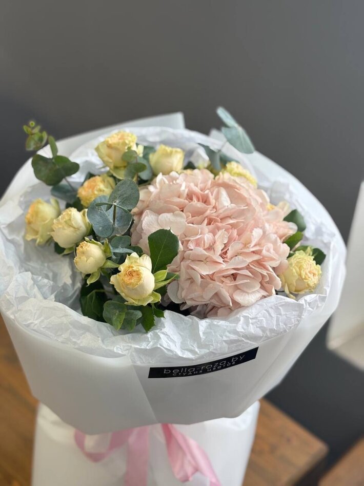 Букет из гортензии и кустовых роз №1