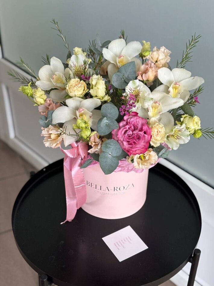 Композиция из орхидеи и миловидных роз