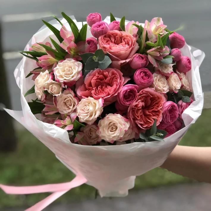 Букет «Впечатление» #105 из пионовидных одноголовых роз, кустовых роз и альстромерии