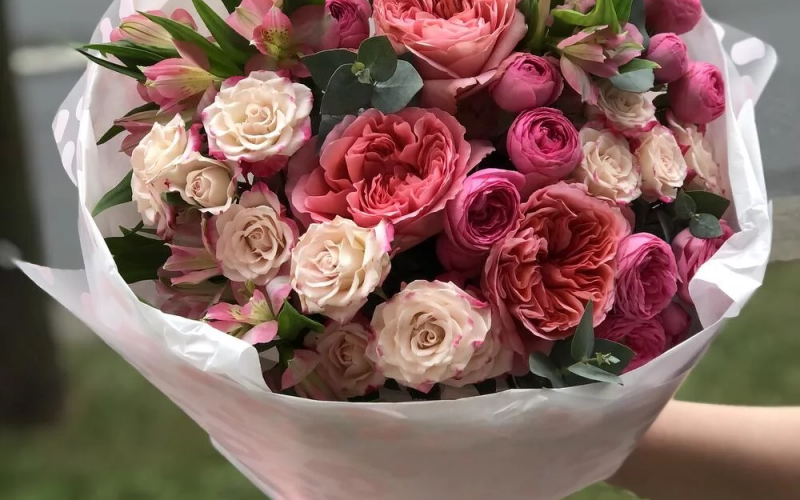 Букет «Впечатление» #105 из пионовидных одноголовых роз, кустовых роз и альстромерии