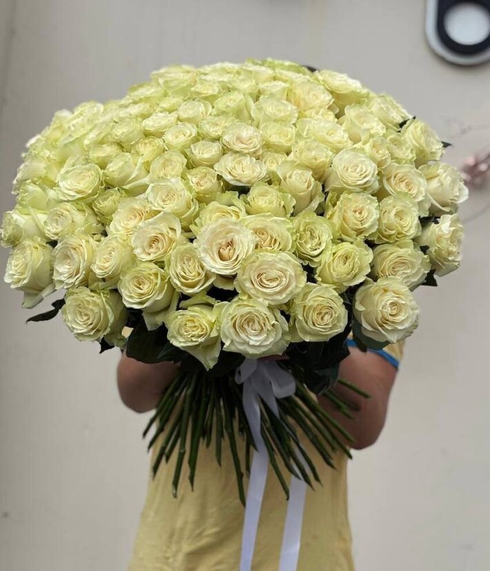 Букет из 101 белой розы «Эквадор»