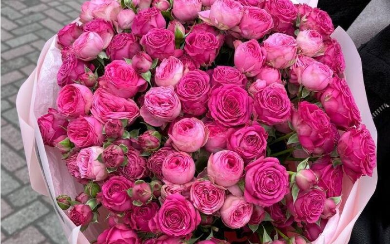 Букет из кустовых пионовидных роз