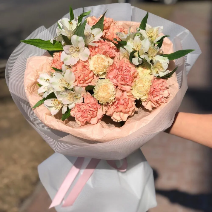 Букет «Витраж» 188 из кустовых пионовидных роз , альстромерий и диантусов