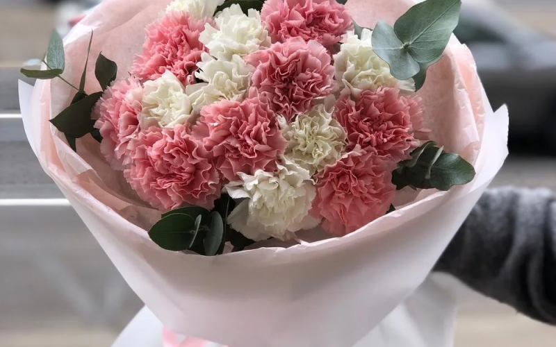 Букет «Зефир» из диантусов и эвкалипта