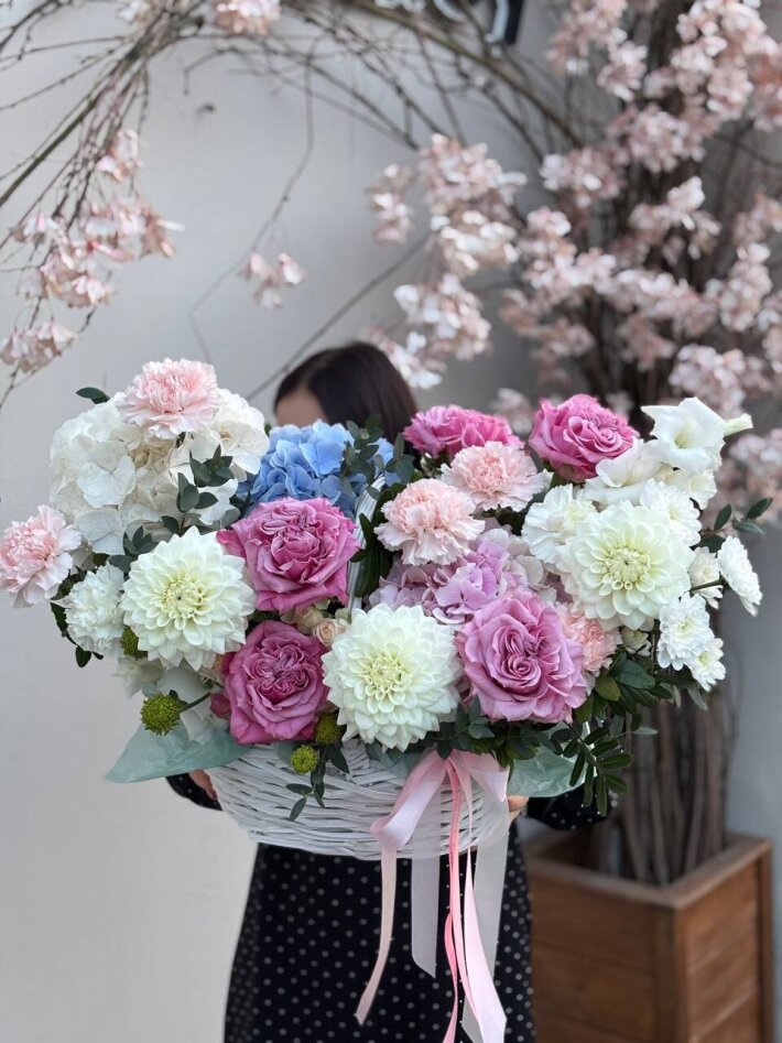 Композиция большая из гортензии и пионовидных роз