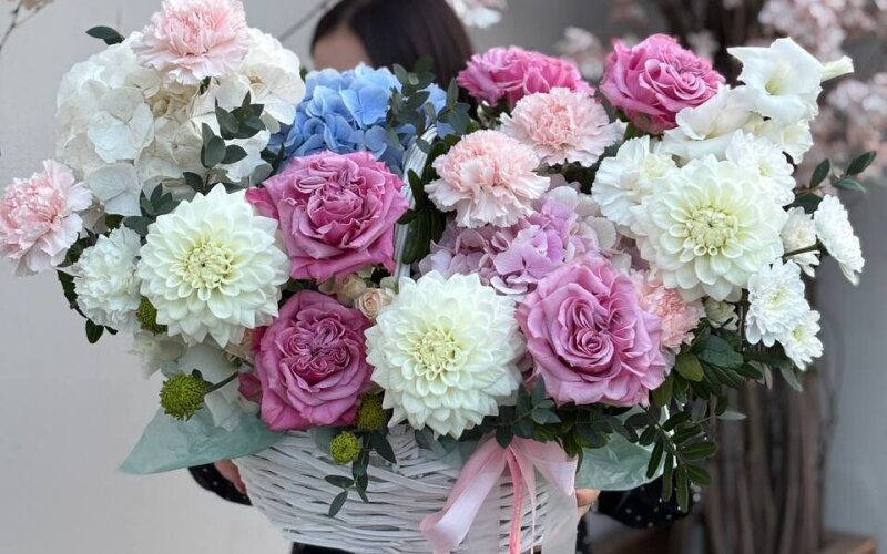 Композиция большая из гортензии и пионовидных роз