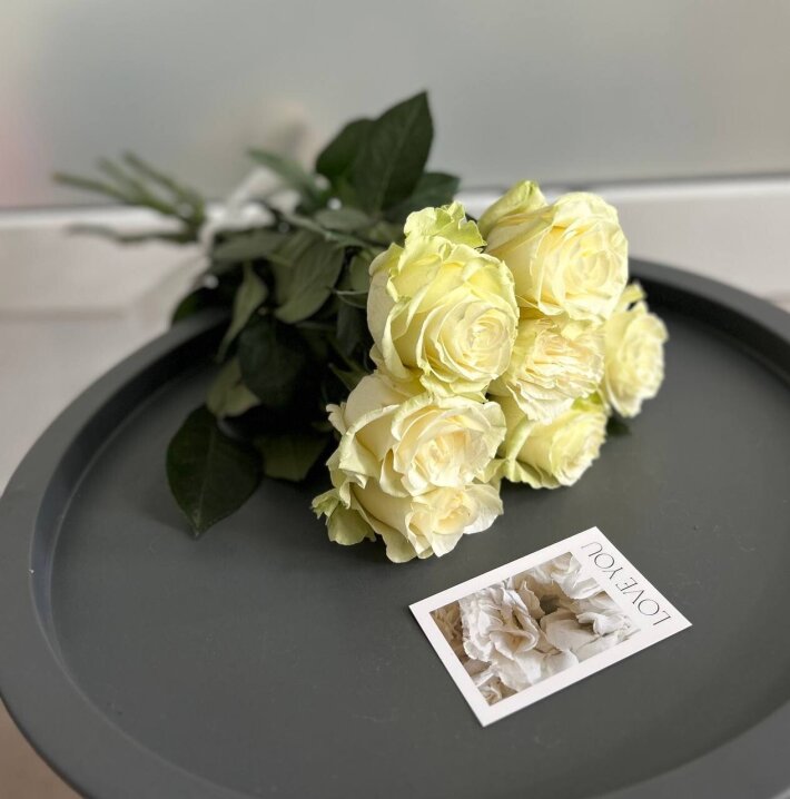 7 белых роз «Мондиаль» с лентой