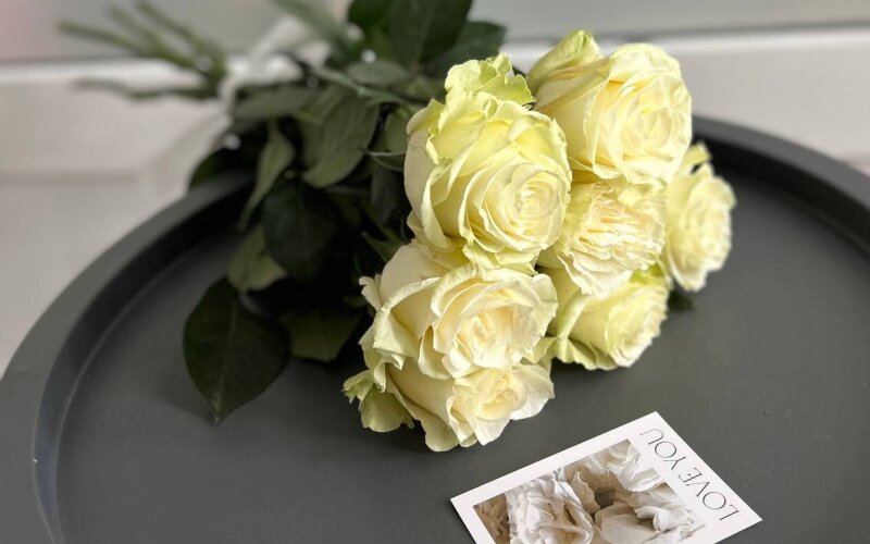 7 белых роз «Мондиаль» с лентой