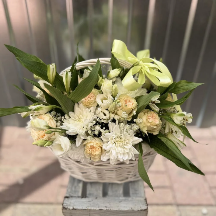 Корзина с цветами «Комплимент»