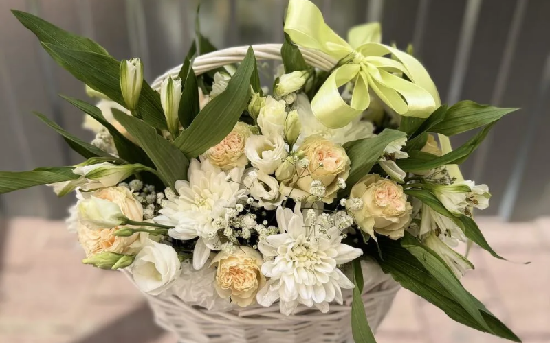 Корзина с цветами «Комплимент»