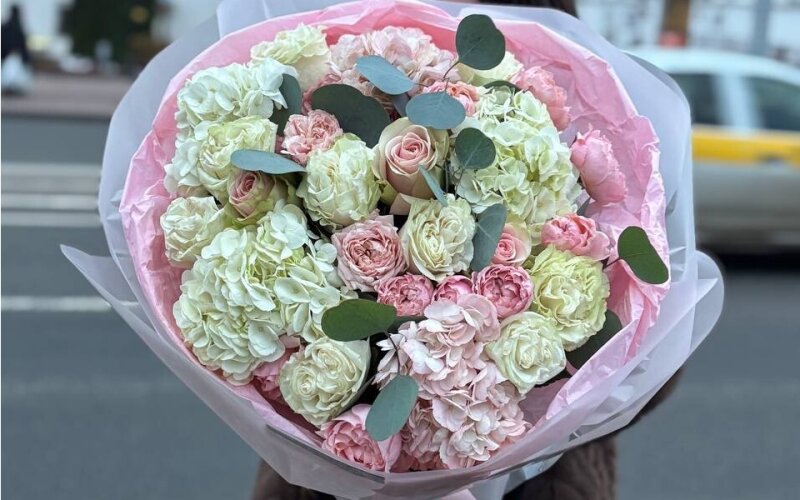 Сборный букет из гортензии пионовидных роз