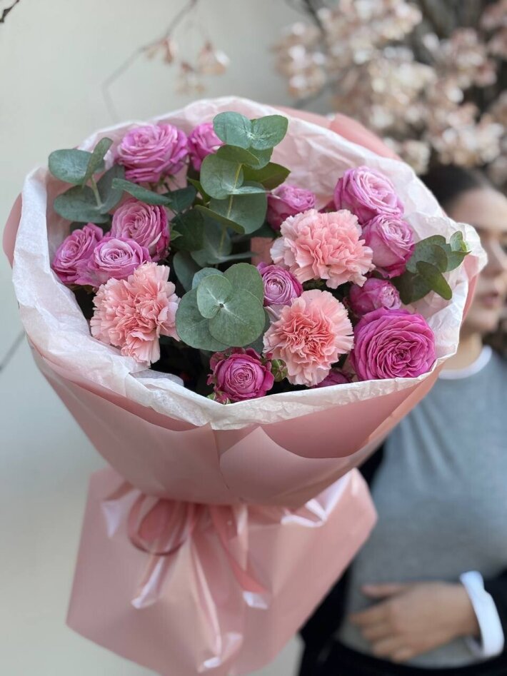 Букет из пионовидных роз и диантусов