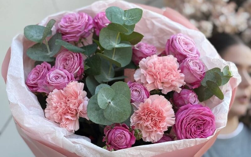 Букет из пионовидных роз и диантусов