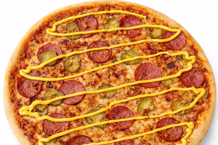 Пицца с горчичным соусом и луком фри