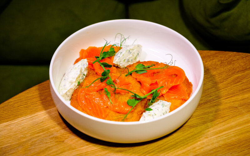 Драники с лососем и огуречным крем-соусом