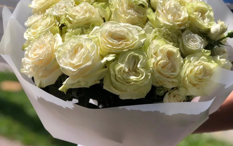 Букет «Шарлотта» #135 из роз, кустовых роз, эустомы и диантусов