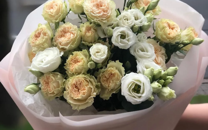 Букет «Шелк» #115 из эустомы и кустовой розы