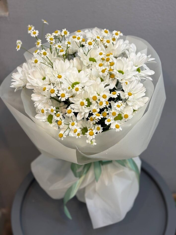 Букет из ромашковой хризантемы и танацетум