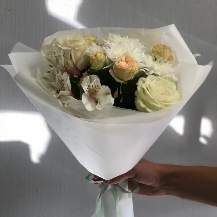 Букет «Воздушный» #107 из хризантемы, одноголовой розы, кустовой розы и альстромерии