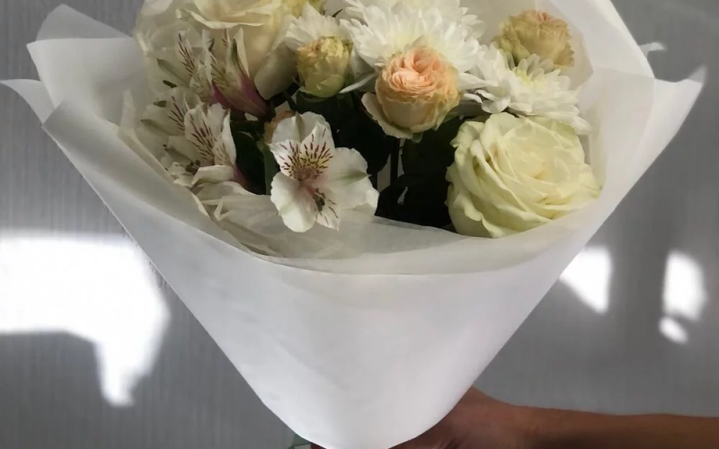 Букет «Воздушный» #107 из хризантемы, одноголовой розы, кустовой розы и альстромерии