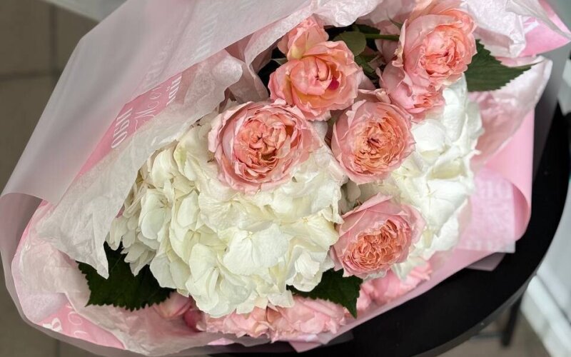 Букет из гортензии и пионовидных роз №1