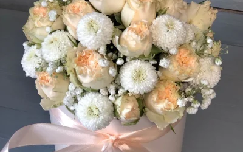 Цветы в коробке Крем-брюле