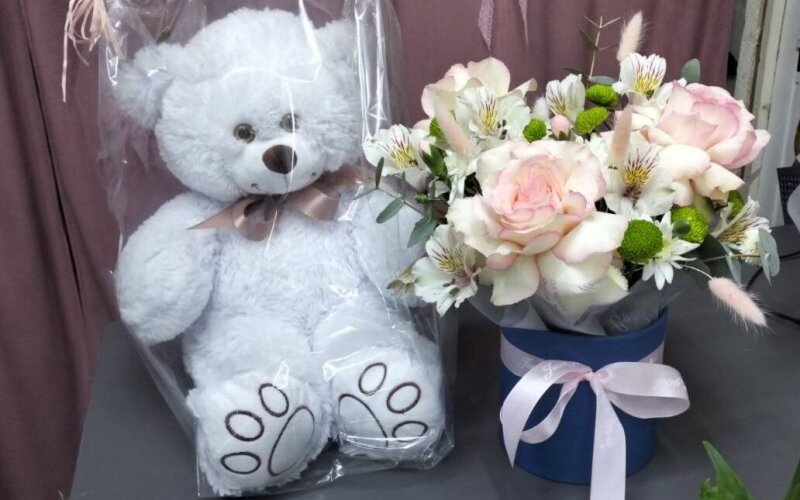 Мишка с букетом в коробке