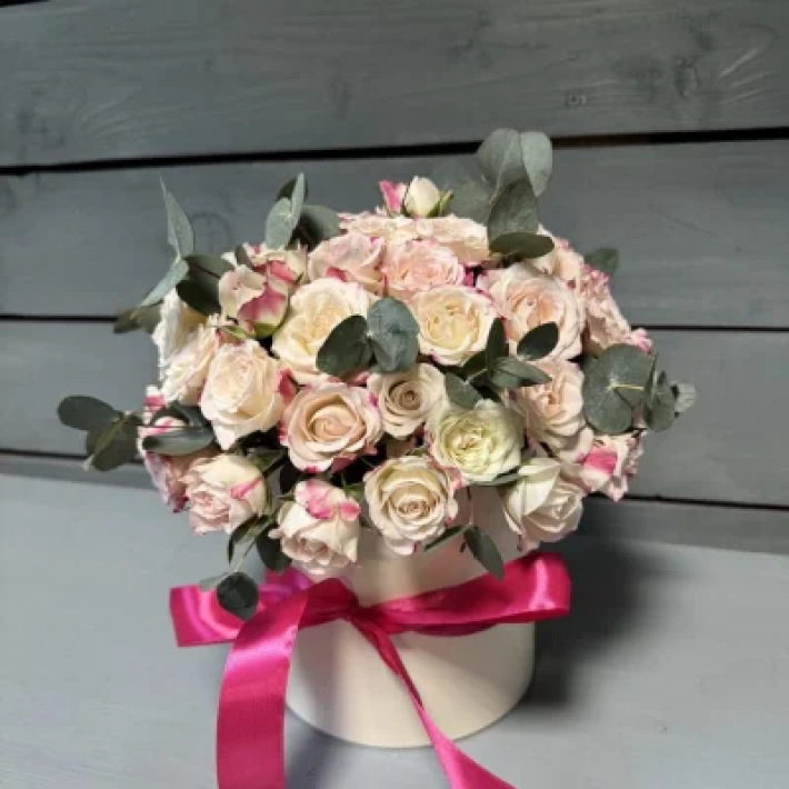 Цветы в коробке Нежные розы с эвкалиптом